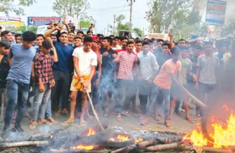 બિહારમાં સેનાની ‘અગ્નિપથ’ સ્કીમનો વિરોધ : બક્સરમાં ટ્રેન પર પથ્થરમારો : મુઝફરપુરમાં રસ્તા જામ.