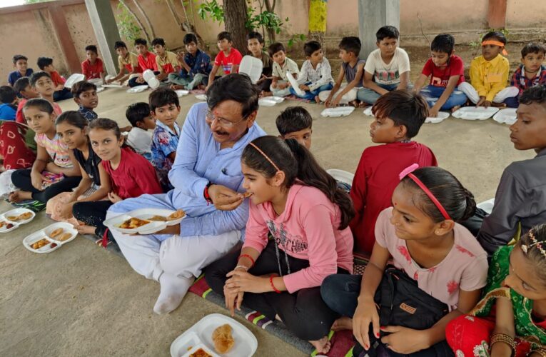 મંત્રીશ્રી બ્રિજેશભાઇ મેરજાએ ખાખડબેલા ગામે શાળા પ્રવેશોત્સવમાં ભાગ લઇ બાળકો સાથે તિથિ ભોજન કર્યુ.