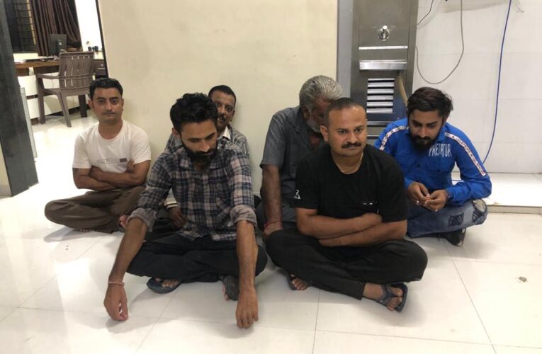 શાપર વેરાવળ પો.સ્ટે.ના કાંગશીયાળી ગામ શીખર પેલેસ એપાર્ટમેન્ટ એ,વિંગ.ચોથો માળ ફ્લેટ નં.૪૦૪ માં રહેતા નીલેશભાઇ કિશોરભાઇ માકડીયા ( લાલાણી ) ના રહેણાંક મકાનમાં જુગાર રમતા કુલ ૮ શકુનીઓ ઝડપાયા.