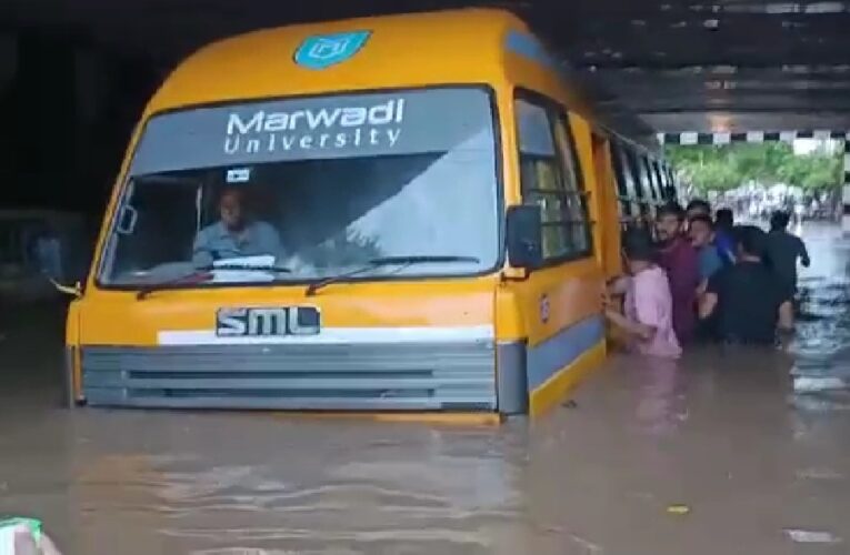 ગોંડલ માં ધોધમાર વરસાદ આવતા ગોંડલ નગરપાલિકા ની શેનીટેશન ટીમ સક્રિય: મારવાડી સ્કૂલના વિદ્યાર્થીઓ ને બચાવી લેવાયા.