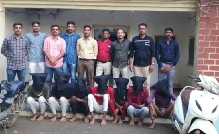 જેતપુરના સામાકાંઠા વિસ્તારમાં થયેલ લૂંટની ફરીયાદના ૨૪ કલાકમાં તમામ આરોપીઓને લૂંટના મુદ્દામાલ સાથે ઝડપી લેતી સીટી પોલીસ.