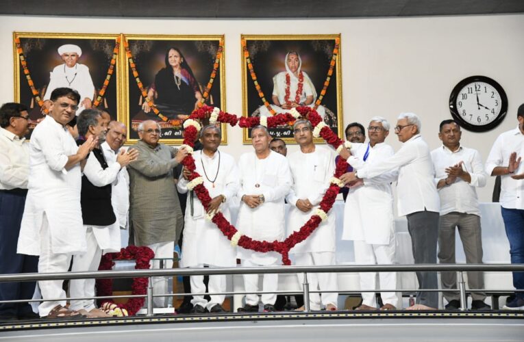 ગોંડલ તાલુકાના પ્રખ્યાત તીર્થધામ બાંદરા ખાતે સંતશ્રી ઉગારામ દાદા અને પૂજ્ય માતુશ્રી સોનલમાના નિર્વાણ દિન નિમિત્તે આજે નિર્વાણ તિથિ ઉત્સવનું આયોજન કરવામાં આવ્યું હતું. જેમાં ઉપસ્થિત મુખ્યમંત્રીશ્રી ભૂપેન્દ્રભાઈ પટેલે સૌને ઉગાબાપા જેવા સંતોના જીવન અને સંતવાણીમાંથી પ્રેરણા ગ્રહણ કરીને, સન્માર્ગે ચાલવાનો સંદેશ આપ્યો .