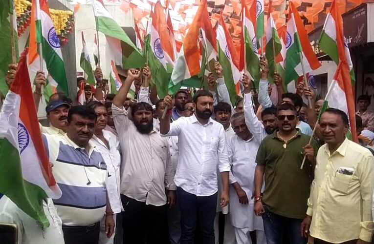 જામકંડોરણામાં રાષ્ટ્ર પ્રેમી યુવાનો દ્વારા તિરંગા યાત્રા કાઢવામાં આવી.