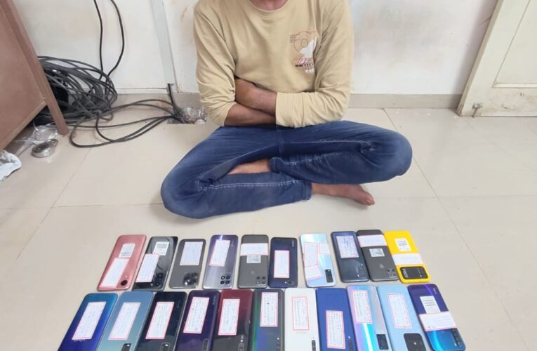 ગોંડલ સીટી પો.સ્ટે. વીસ્તારમાંથી શંકાસ્પદ હાલતમા ૩૧ મોબાઇલ સાથે એક ઇસમને પકડી પાડતી ગોંડલ સીટી પોલીસ સર્વેલંસ સ્ટાફ ની ટીમ.