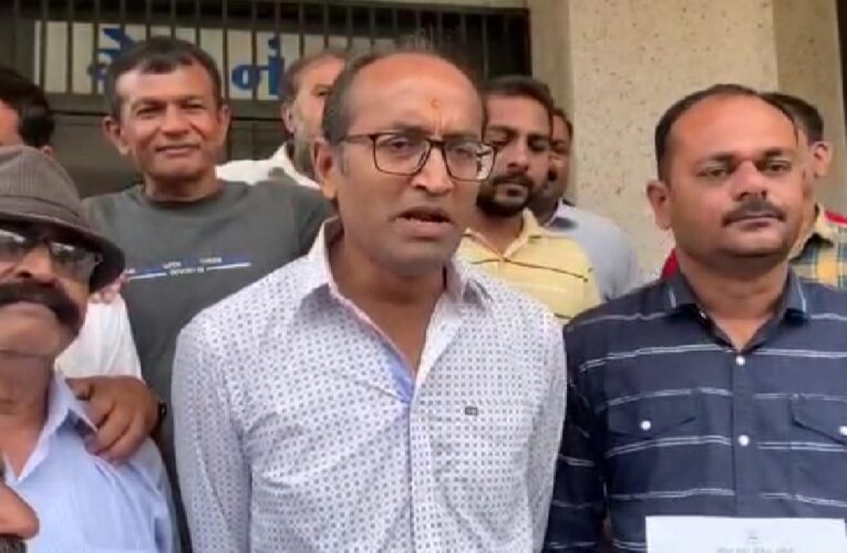 ગોંડલના લોકમેળામાં બે યુવાનોના થયેલ મૃત્યુ બાબતે જવાબદાર વિરુદ્ધ માનવ વદ્ધ નો ગુન્હો દાખલ કરવા માટે ની માંગ સાથે ગોંડલ શહેર કોંગ્રેસ સમિતિએ ડેપ્યુટી કલેક્ટરને આવેદન આપ્યું.