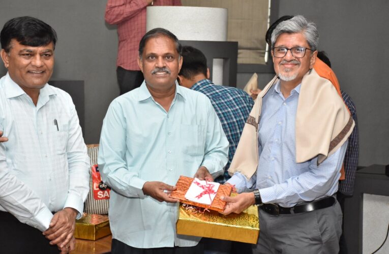 સૌરાષ્ટ્ર યુનિવર્સિટી શૈક્ષણિક કર્મચારી ગ્રાહક અને ધીરાણ સહકારી મંડળી દ્વારા નિવૃત્ત અધ્યાપકોનું ગરીમાપૂણૅ સન્માન અને વાર્ષિક સાધારણસભા સમ્પન્ન: કુલપતિ પ્રો. ગીરીશભાઈ ભીમાણી અને આર. ડી. સી. બેન્ક ના ડિરેક્ટર અરવિંદભાઈ તાળા ઉપસ્થિત રહ્યા.