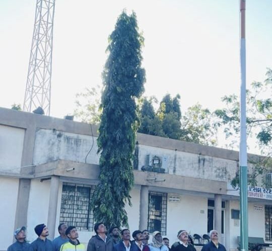 ૨૨૦કેવી મોટીપાનેલી સબસ્ટેશન ખાતે ના કંપાઉન્ડ માં પ્રજાસતાક દિન ની ભવ્ય ઉજવણી:૭૪ મો પ્રજાસત્તાક દિનની ઉજવણી કરતા ૨૨૦કેવી મોટીપાનેલી સબસ્ટેશન ના અઘિકારીઓ અને કર્મચારીઓ.