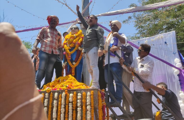 ગોંડલમાં ડો.આંબેડકર જયંતિની ધામધૂમ પૂર્વક ઉજવણી:સાંસદ રમેશભાઈ ધડુક અને રીબડાના અનિરૂધ્ધસિંહ જાડેજાએ સ્મૃતિચિન્હ અર્પણ કર્યુ.