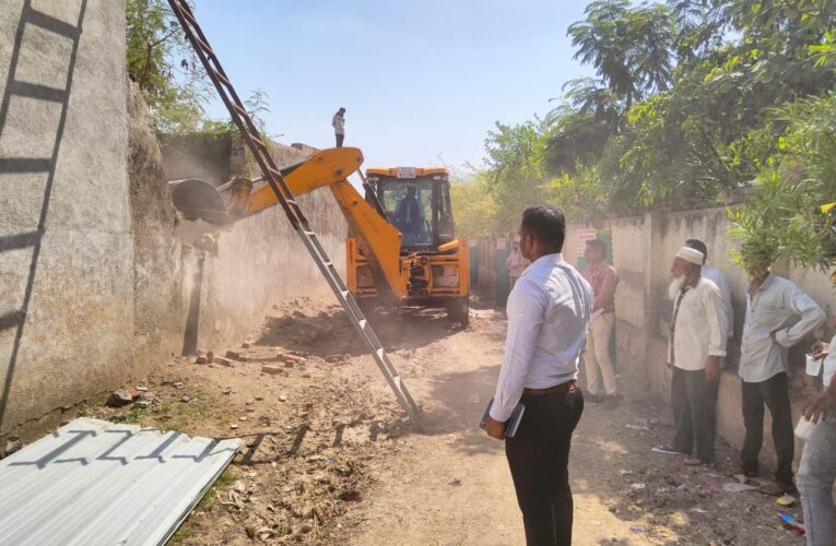 વિંછીયા માં બિનઅધિકૃત બાંધકામનું ડીમોલિશન કરાયું : રૂ.૧૫ થી ૧૭ લાખના મૂલ્યની ૧૨૨૫ ચોરસ મીટર સરકારી જમીન ખુલ્લી કરાવાઇ.