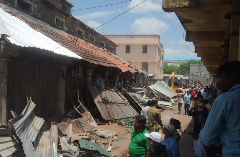 ગોંડલ નગરપાલીકા દ્વારા શહેરભર મા ડીમોલેશન:શાક માર્કેટ ખુલ્લી કરાઇ:ફુટપાથો ખુલ્લી થઈ.