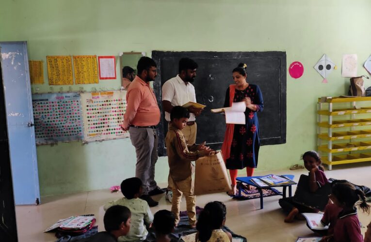 જસદણ તાલુકાના પાંચવડા ગામની મુલાકાત લઈને લોકકલ્યાણની કામગીરીની સમીક્ષા કરતા મામલતદારશ્રી અસવાર.