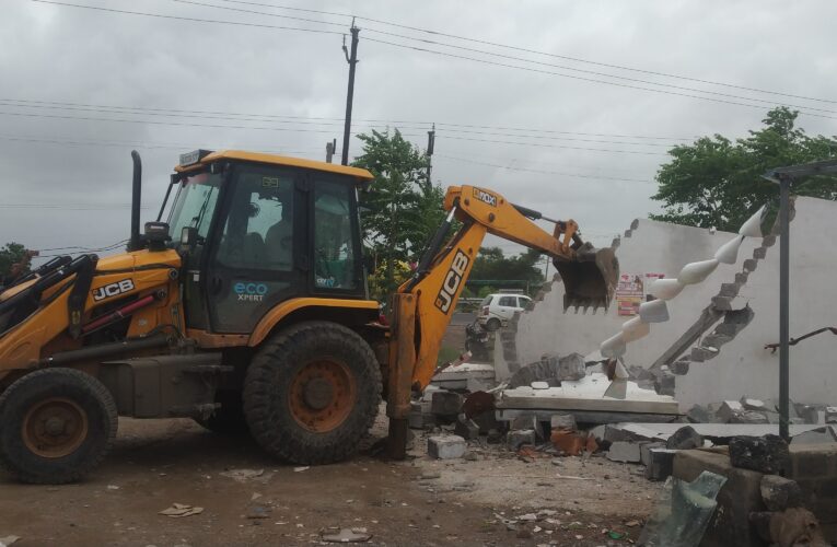 ગોંડલના સડક પીપળીયા ગામે માત્ર 552 ચોરસ મીટર સરકારી જમીન પરના દબાણો દૂર કર્યા…