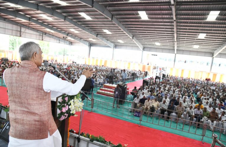 ગોંડલ ખાતે ખેડૂતોને પ્રાકૃતિક કૃષિના પાઠ ભણાવતા રાજ્યપાલશ્રી આચાર્ય દેવવ્રતજી.