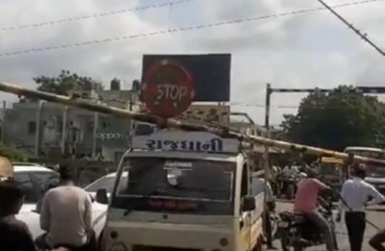 ફરી ફાટક તૂટ્યું : ગોંડલ માં ગુંદાળા રોડ પર આવેલ ગુંદાળા ફાટકને માલવાહક ચાલકે તોડ્યું:ટ્રેન પસાર થવા ના સમયે ઘટના બની.