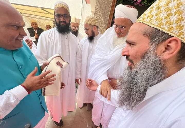 ગોંડલમાં સાંસદ રમેશભાઈ ધડુકએ ડો. સૈયદના સાહેબની શુભેચ્છા મુલાકાત લીધી.