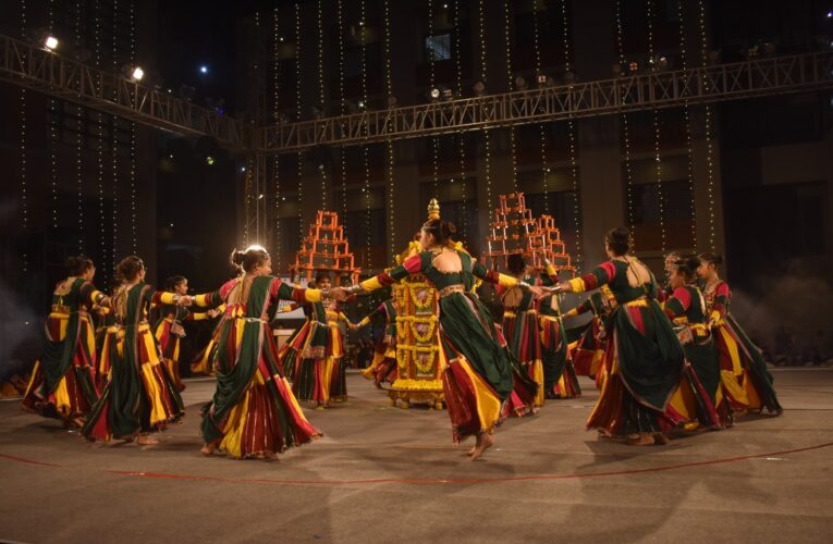 Gondal-ગોંડલની ગંગોત્રી સ્કૂલમાં જ્ઞાન સાથે ગરબા, વિદ્યાર્થીઓ નવ દિવસ સુધી માંની આરાધના કરે છે.