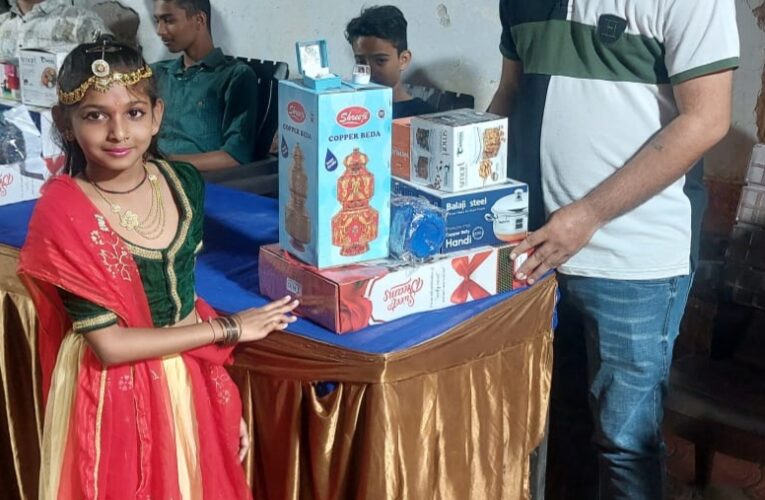 ગોંડલ મહારાજા સર ભગવતસિંહજી એ આપેલ ૧૦૭ વર્ષ જુની પ્રાચિન ગરબીમાં લ્હાણી વિતરણ : બાળાઓને સોનાનો દાણો.સોનાનું પેન્ડલ નાની.મોટી.વસ્તુઓ મંડળ દ્વારા આપવામાં આવી.