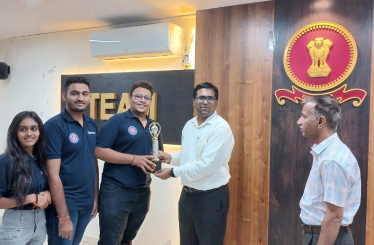 માજી સૈનિકો – તેના પરિજનો માટે ગત વર્ષના રૂ.૨૫ લાખનો લક્ષ્યાંક સામે રૂ.૪૨.૪૫ લાખનું દાન દેનારા દાતાશ્રીઓનું કલેકટરશ્રી પ્રભવ જોશીએ કર્યું સન્માન.