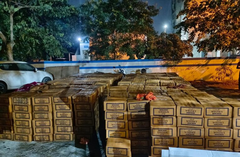 Gondal-ગુજરાતમાં દારૂ બંધી નામની:ટ્રકમાં વેસ્ટિજ કપડાની આડમાં સંતાડેલો 55 લાખનો દારૂ ઝડપાયો : ટ્રકમાં રાજસ્થાની દારૂની મોટા પાયે થતી હતી હેરાફેરી.