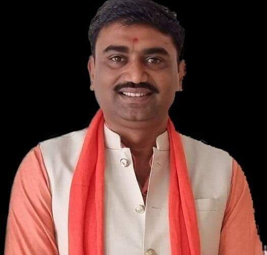 કેન્દ્ર સરકાર દ્વારા ડુંગળીની નિકાસ બંધ કરી તે અંગે ખેડૂતોના હિતમાં યોગ્ય કરવા ઉચ્ચસ્તરે રજૂઆત કરતા જીલ્લા ભાજપ પ્રમુખ અલ્પેશભાઈ ઢોલરીયા.