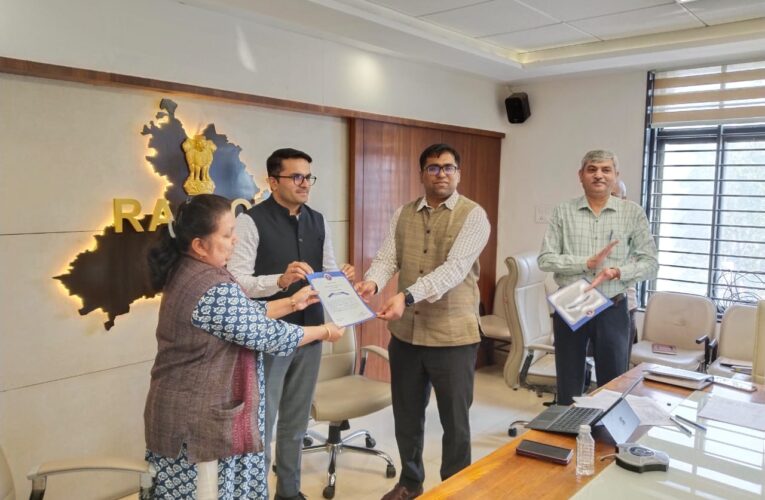 સ્વચ્છતા અભિયાનની કામગીરી બદલ રાજકોટ જિલ્લા સંકલિત બાળ વિકાસ સેવા કચેરીની શ્રેષ્ઠ કચેરી તરીકે પસંદગી : કલેકટરશ્રી પ્રભવ જોષી દ્વારા સન્માનપત્ર અપાયું.