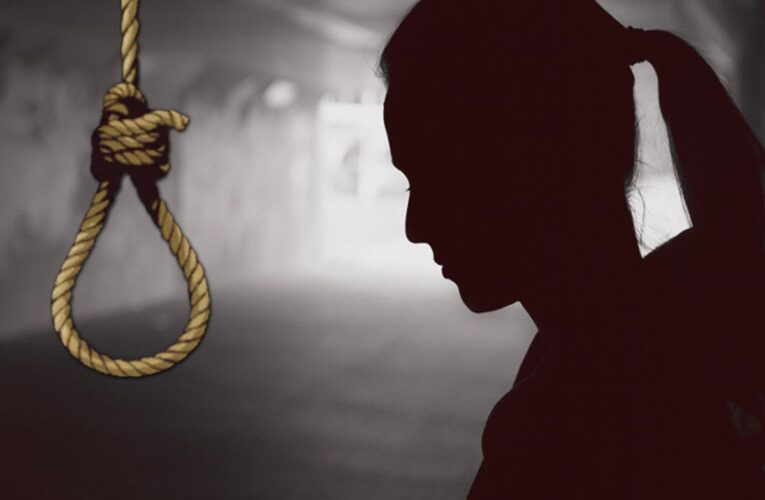 ગોંડલ નાં ભગવતપરા માં રહેતી યુવતીએ સાંજ નાં સુમારે   પંખા સાથે ચુંદડી બાંઘી  કરી આત્મહત્યા:માતા અને ભાભી ફળીયા માં બેઠાં હતા યુવતીએ રુમ માં જઈ જીવાદોરી ટુકાવી: