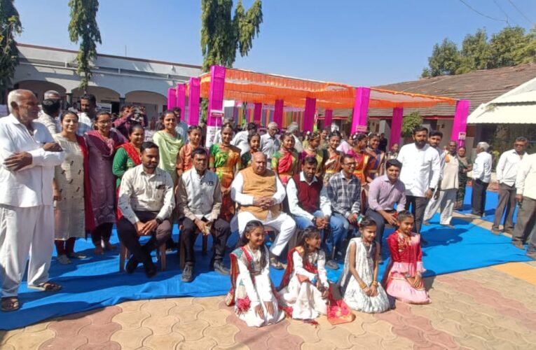 વિકસિત ભારત સંકલ્પ યાત્રા : ગોંડલ તાલુકાનાં વાસાવડ ગામે વિકસિત ભારત સંકલ્પ યાત્રાને આવકારતાં ગ્રામજનો.