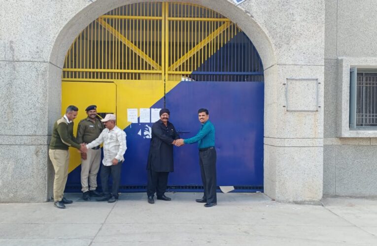 ગોંડલ સબ જેલમાં આજીવન કેદની સજા નાં બે કેદીઓ સારી વર્તણુક નાં કારણે જેલ મુક્ત થયા.