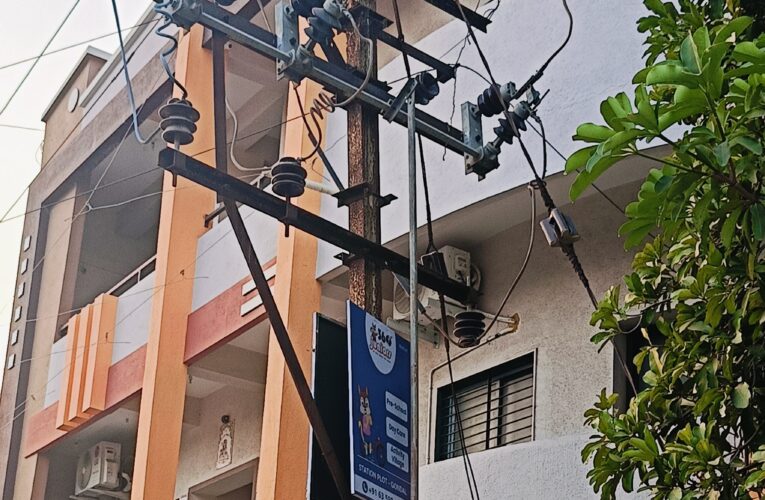 ગોંડલ પી.જી.વી.સી.એલ ના વીજ પોલ ઉપર લગાવેલા હોર્ડિંગ અકસ્માત સર્જે તે પહેલા ઉતારવા જરૂરી.