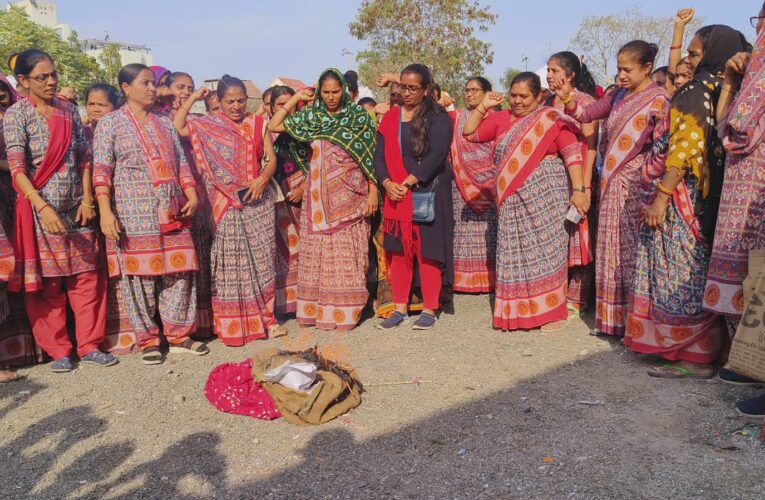 જેતપુર: આંગણવાડીના બહેનો દ્વારા વિરોધ પ્રદર્શન, બજેટને ચાંપી આગ.
