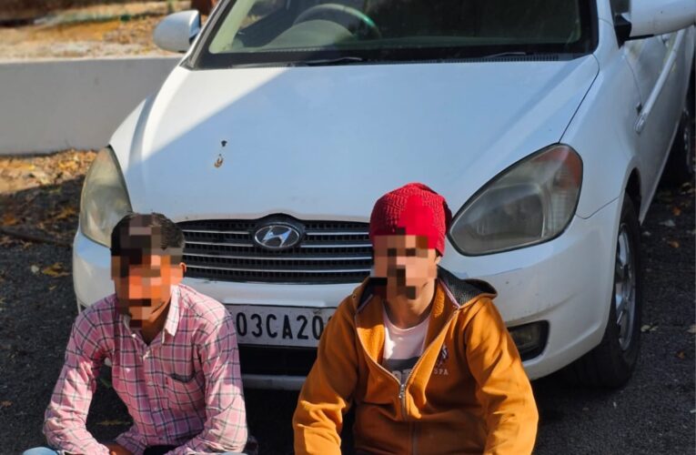 ગોંડલના ઘોઘાવદર રોડ પર કારમાંથી દારૂના જથ્થા સાથે બે શખ્સો ઝડપાયા.
