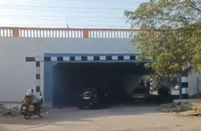 Gondal-ગોંડલ માં રેલ્વે સ્ટેશન નજીક આવેલ લાલપુલ નીચે નો વાહન વ્યવહાર રાબેતા મુજબ ચાલુ કરી દેવામાં આવ્યો:પ્લેટફોર્મ લંબાવવા પુલ બંધ કરાયો હતો.