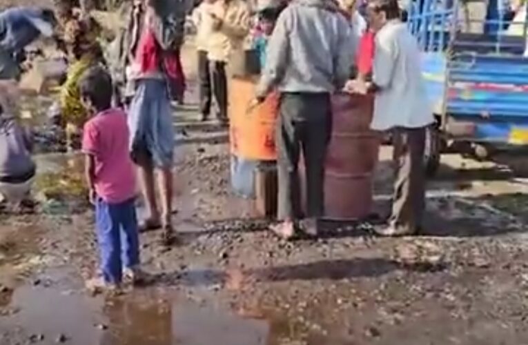 Gondal-સેમળા થી ગોંડલ વચ્ચે હાઇવે પર તેલની રેલમછેલ:તેલ ભરેલા કન્ટેનર તથા સિમેન્ટ ભરેલા ટ્રક વચ્ચે સર્જાયો અકસ્માત:ફાયરબ્રિગેડે રોડ સાફ કર્યો.