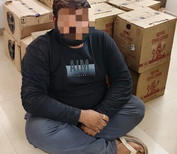 ગોંડલ નેશનલ હાઇવે પરથી રુરલ ક્રાઇમ બ્રાન્ચે વિદેશી દારુની ૨૬૧ બોટલ અને ટ્રક મળી રુ.૬.૨૧ નો મુદ્દામાલ કબ્જે કરી ટ્રક માં દારુની હેરાફેરી કરતા માણાવદર નાં શખ્સ ને દબોચી લઇ કાર્યવાહી હાથ ધરી.