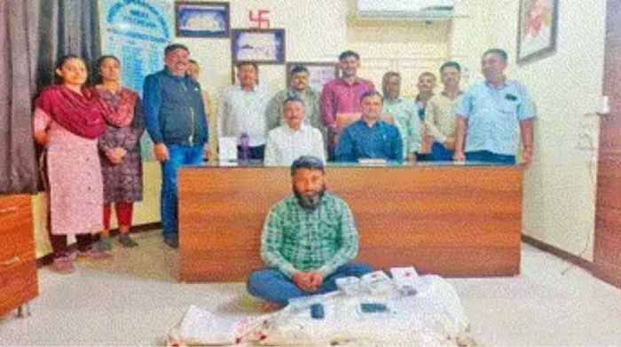 ભુજઃ ભીડ નાકા પાસે ઘરમાં દેશી બંદૂકનું ‘મીની કારખાનું’ પકડાયું.