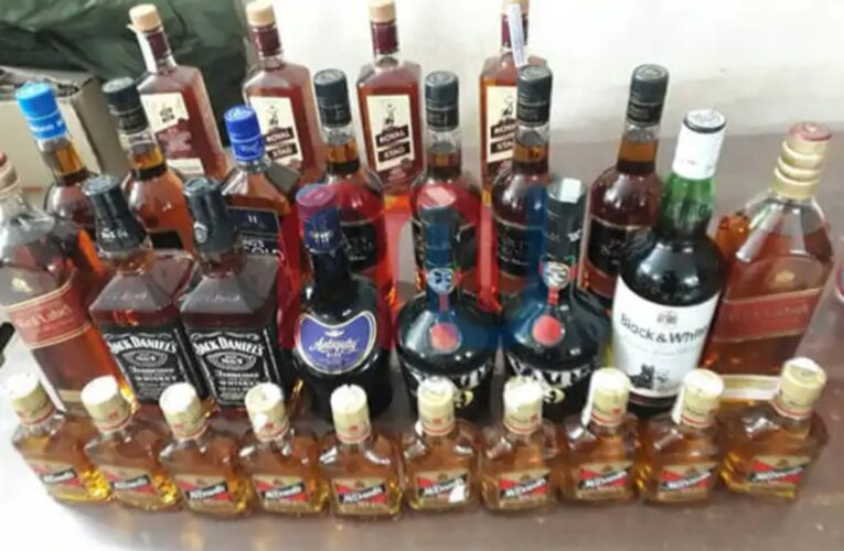 કોટડાસાંગાણીના માણેકવાડા પાસે ફિલ્મી ઢબે પીછો કરી રાજકોટ રૂરલ એલસીબીએ દારૂની ૩૪૮ બોટલ ઝડપી લીધી.