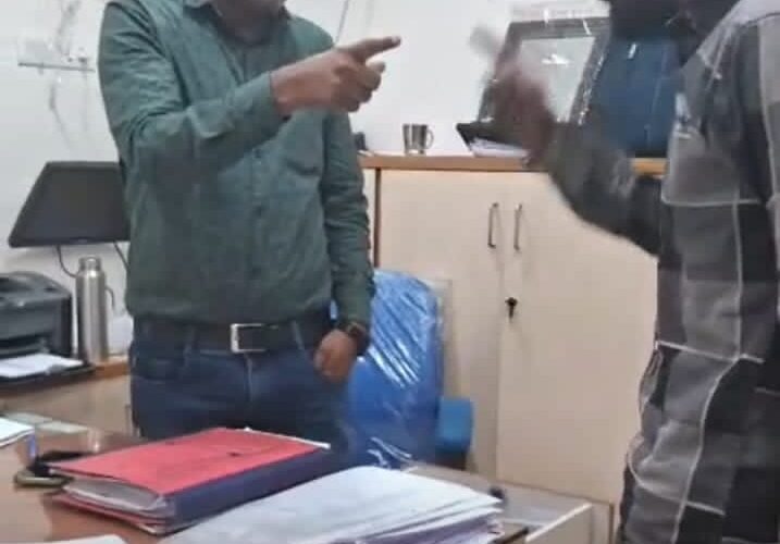 યુકો બેંક નાં મેનેજર ને શુરાતન ચડ્યું:અરજદાર ને મારવા દોડ્યા: આગેવાનોએ મેનેજર ની દબંગગીરી અંગે ઉચ્ચ કક્ષાએ રજુઆત કરી.