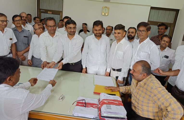 કોલકાતામાં થયેલા મહિલા ડૉક્ટરના રેપ અને હત્યાના વિરોધમાં IMA જેતપુર દ્વારા મામલતદારને અપાયું આવેદનપત્ર.