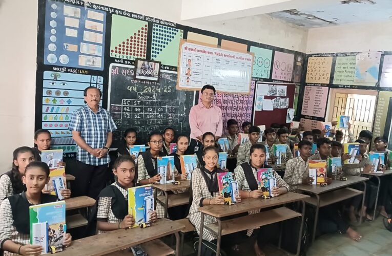 ગોંડલ તાલુકાના સાજડિયાળી ગામની હાઇસ્કૂલ ના વિદ્યાર્થીઓને શૈક્ષણિક સાધનો ની ભેટ આપવામાં આપી.