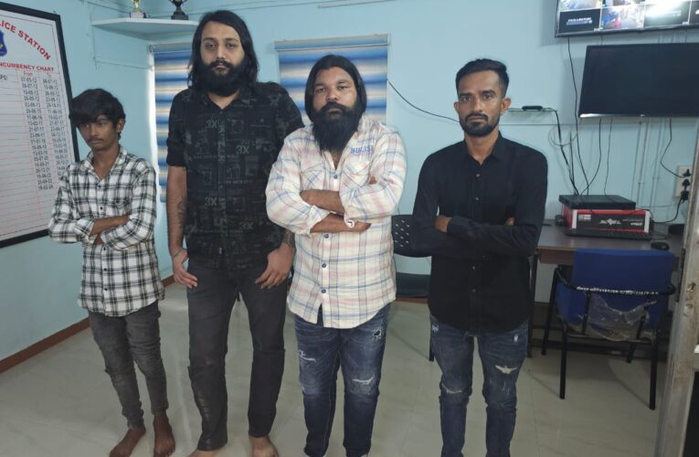 લોકઅપમાં રહેલ આરોપીને મળવા નહીં દેતા હોબાળો કરનારાઓને કાયદાનું ભાન કરાવતી જેતપુર સિટી પોલીસ.