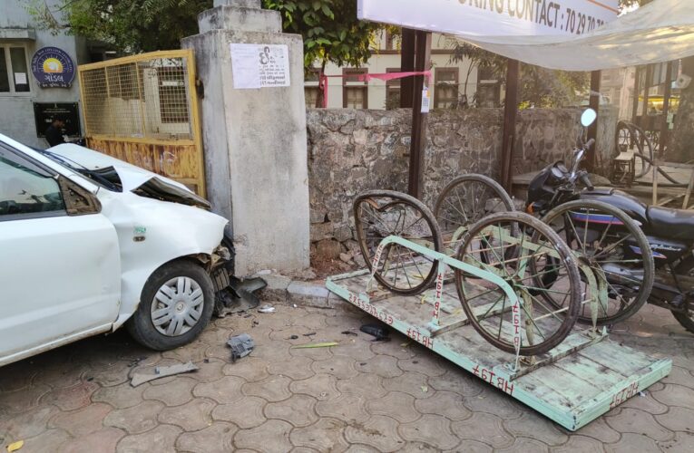 ગોંડલમાં હિટ એન્ડ રનની ઘટના : બેકાબુ કાર ચાલકે એક એક્ટિવા, બે લારીને હડફેટે લીધા: એક મહીલા ઇજાગ્રસ્ત: કાર દિવાલ સાથે અથડાઇ: કાર ચાલક નાશી છુટ્યો.