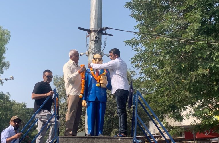 ગોંડલમાં સંવિધાન દિન નિમિતે ડો.બાબાસાહેબ આંબેડકર ની પ્રતિમા ને ભાવવંદના કરાઇ.