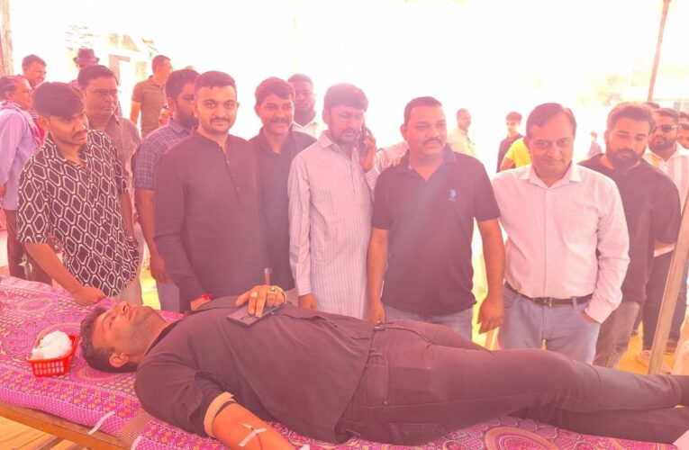 ગોંડલ ની સેવાકીય સંસ્થા શિવમ સાર્વજનિક ટ્રસ્ટ રક્ત ની અછત વચ્ચે દર્દીઓ ની વહારે દોડ્યુ:રક્તદાન શિબિર નું કરાયુ આયોજન:160 બોટલ રક્ત એકત્રીત થયુ:સર્વરોગ નિદાન કેમ્પ નું આયોજન પણ કરાયુ.