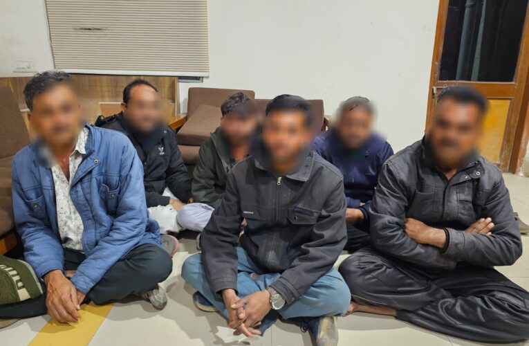 ગોંડલ શહેર માંથી સાત જુગારીઓ ને ગંજીપતાના પાના વડે તીનપત્તી નો જુગાર રમતા રોકડા રૂ. ૧,૦૭,૩૦૦/- તથા અન્ય મુદામાલ મળી કુલ કી.રૂ.૧,૮૭,૩૦૦/- ના મુદ્દામાલ સાથે પકડી પાડતી રાજકોટ ક્રાઇમ બ્રાન્ચ.