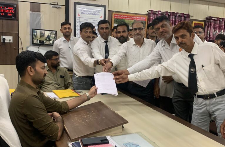 ચકચારી અમીત ખુંટ આપઘાત પ્રકરણ માં બે વકીલોની ધરપકડ નાં વિરોધ માં ગોંડલ બાર એસોસિએશન દ્વારા પ્રાંત અધિકારી ને આવેદનપત્ર અપાયુ.