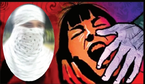 રીબડાના શખ્સે યુવતીને જ્યુસમાં કેફીપીણું પીવડાવ્યું, બેભાન થતાં દુષ્કર્મ કર્યું, અવાવરું સ્થળેથી પીડિતા બેભાન મળી, પોલીસે ગુનો નોંધ્યો.