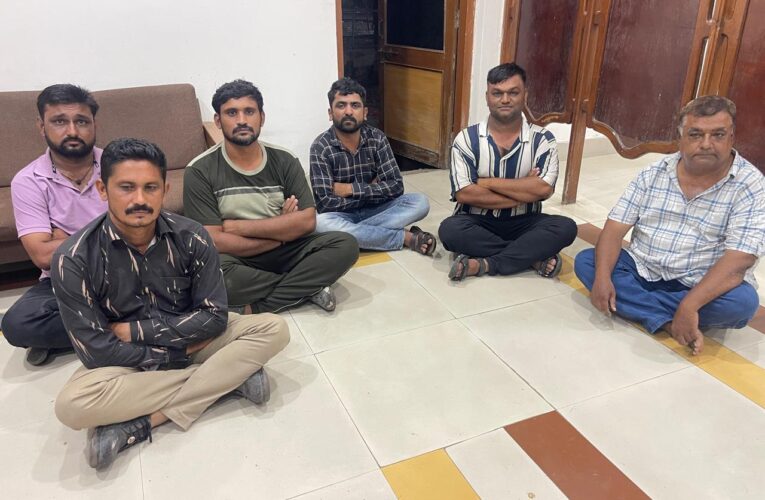 ગોંડલ ની મુરલીધર સોસાયટીમાં જુગાર રમી રહેલા છ જુગારીઓ ને રુ.1,29,500 નાં મુદ્દામાલ સાથે જડપી લેતી એલસીબી પોલીસ.