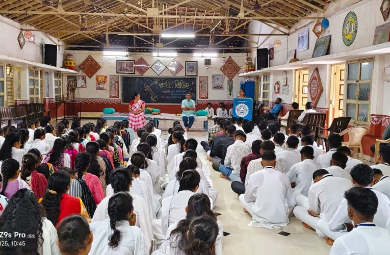 આજરોજ ગાંધી વિદ્યાપીઠ વેડછીમાં સંગીત શિબિર યોજાઈ.