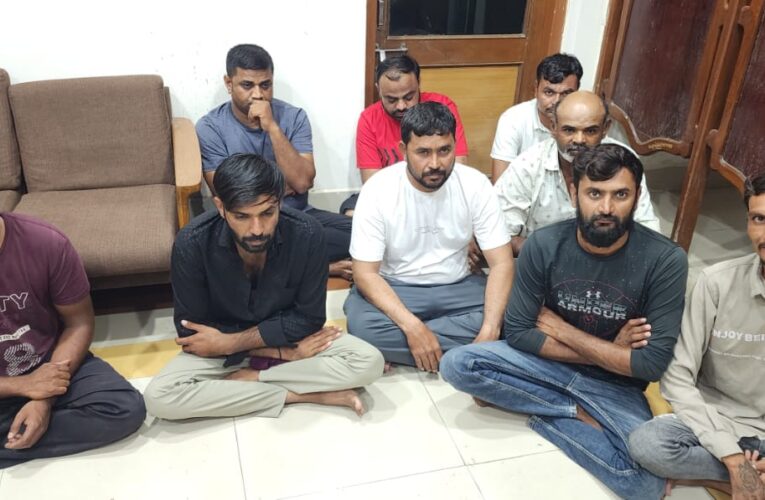 ગોંડલ ના ઘોઘાવદર ની સીમ માં જુગાર રમી રહેલા ગામનાં સરપંચ તથા તાલુકા પંચાયત નાં સદસ્ય સહિત નવ પત્તાપ્રેમીઓ ને રુ.6,36,300 નાં મુદ્દામાલ સાથે જડપી લેતી એલસીબી પોલીસ.