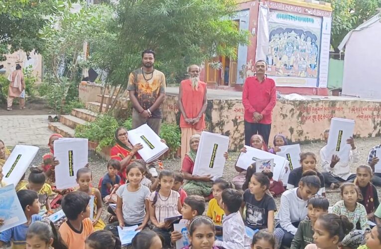 સાવરકુંડલા માં ગુરુપૂર્ણિમા પર્વે તાત્કાલિક હનુમાનજી આશ્રમ બન્યો સેવા યજ્ઞનું ધામ :સેવા, ધર્મ અને સકારાત્મક પરિવર્તનનો ત્રિવેણી સંગમ બાળકોને શૈક્ષણિક કીટ અને નિરાધારોને તાલપત્રીનું વિતરણ કરાયું.